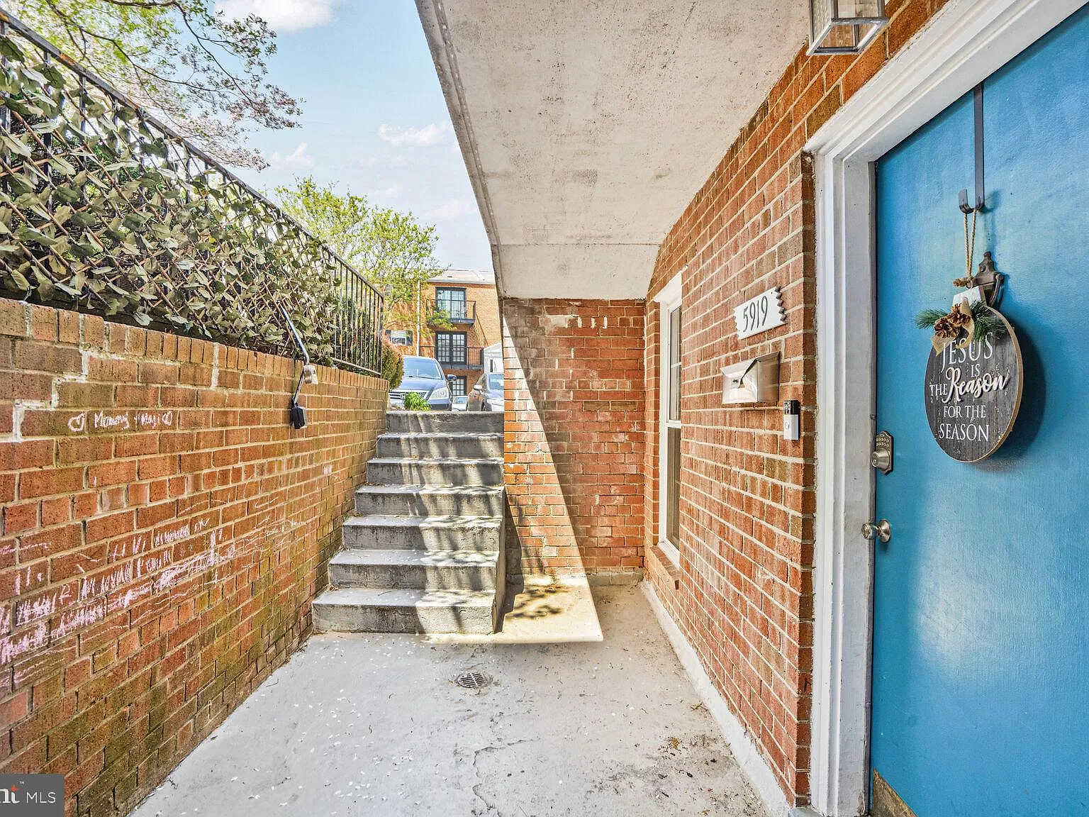 2 bed, 1.0 bath, 928 sqft, $2,000 — Photo 2