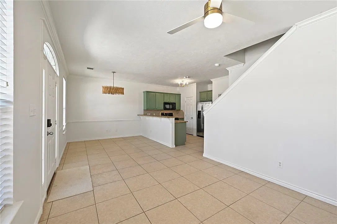 3 bed, 1405 sqft, $2,100 — Photo 3
