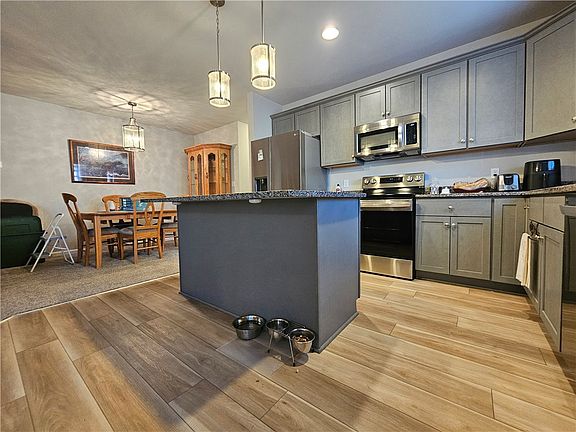 5th image of 562 Woodhawk Ln
