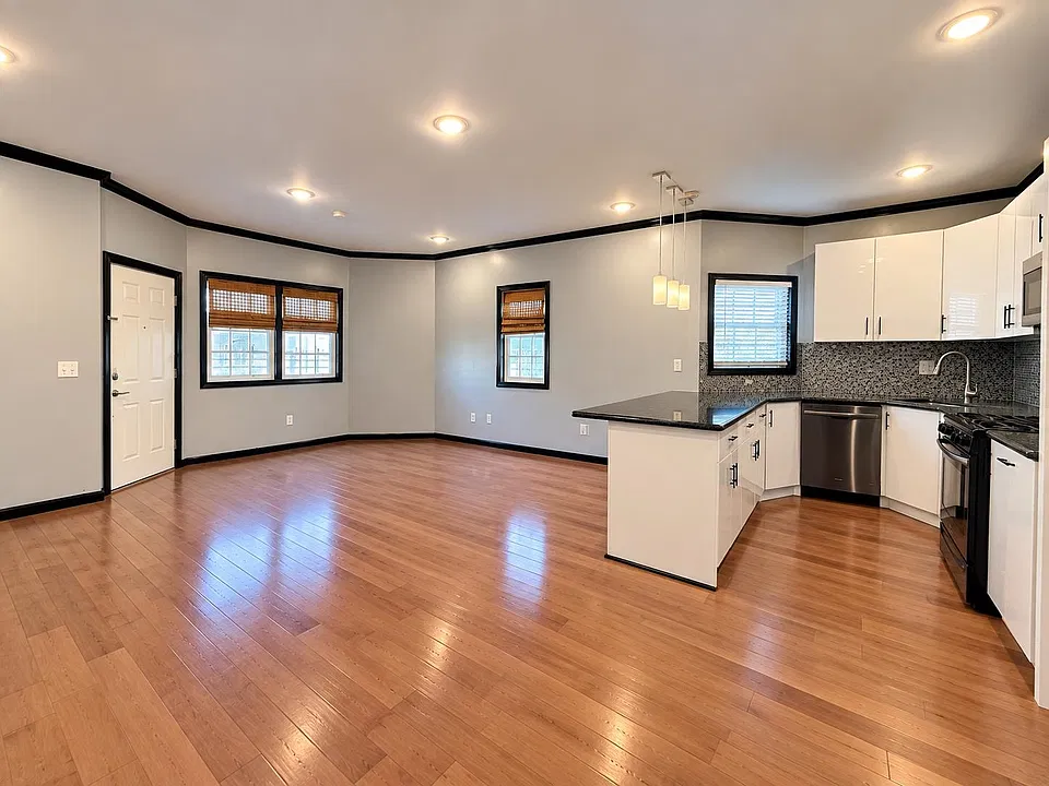 56 E 48th St #1
