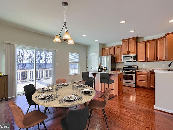 4th image of 833 Blossom Dr
