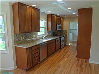 4th image of 903 Clayton Dr