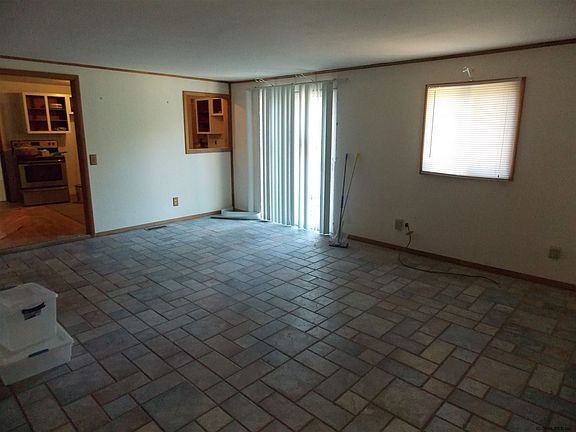 5th image of 15 Dudley Ave