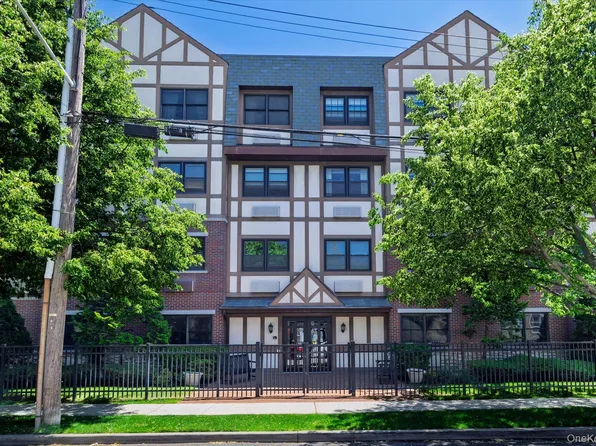 55 Clinton Avenue, Rockville Centre, NY 11570