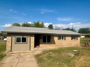 927 NW 24th St, Moore, OK 73160