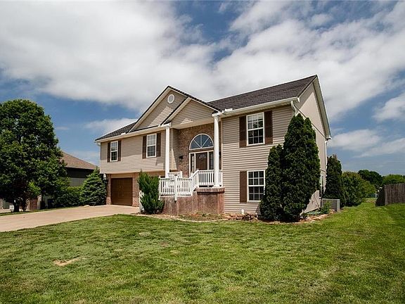 3rd image of 705 SW Woodland Cir