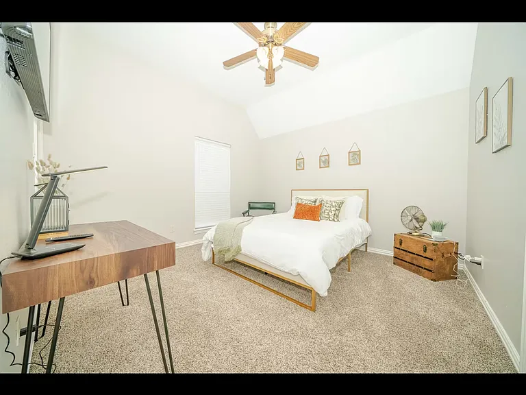 801 Paisley Ln — Photo 8