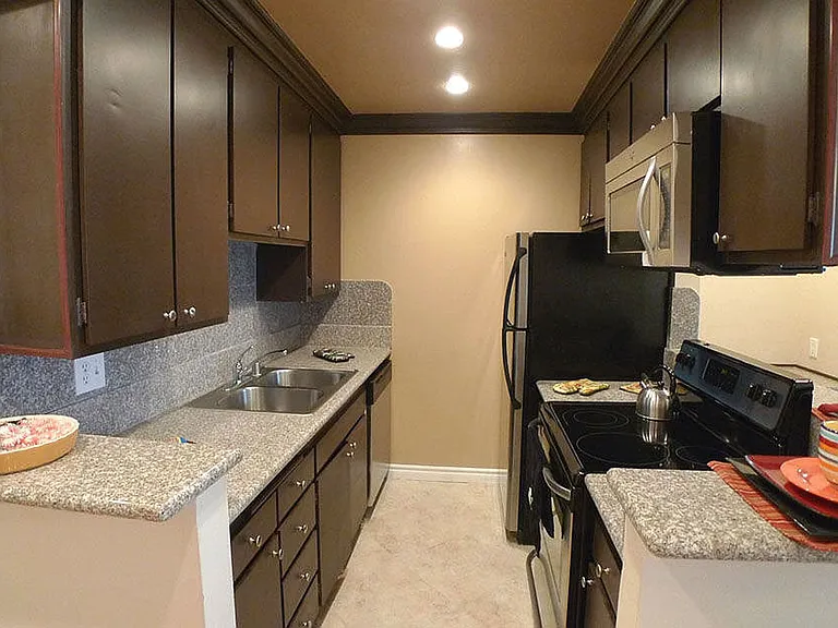 Alhambra @ Studio City Apts. — Photo 35
