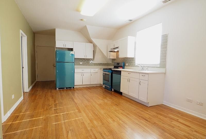 1st image of 3919 N Ravenswood Ave #3
