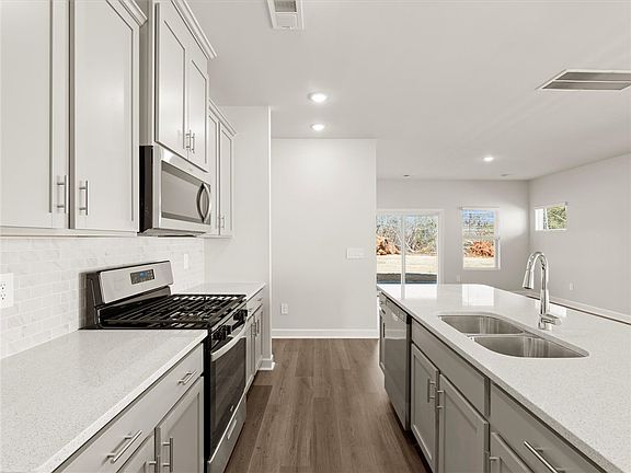 4th image of 714 Cozy Bluff Rd