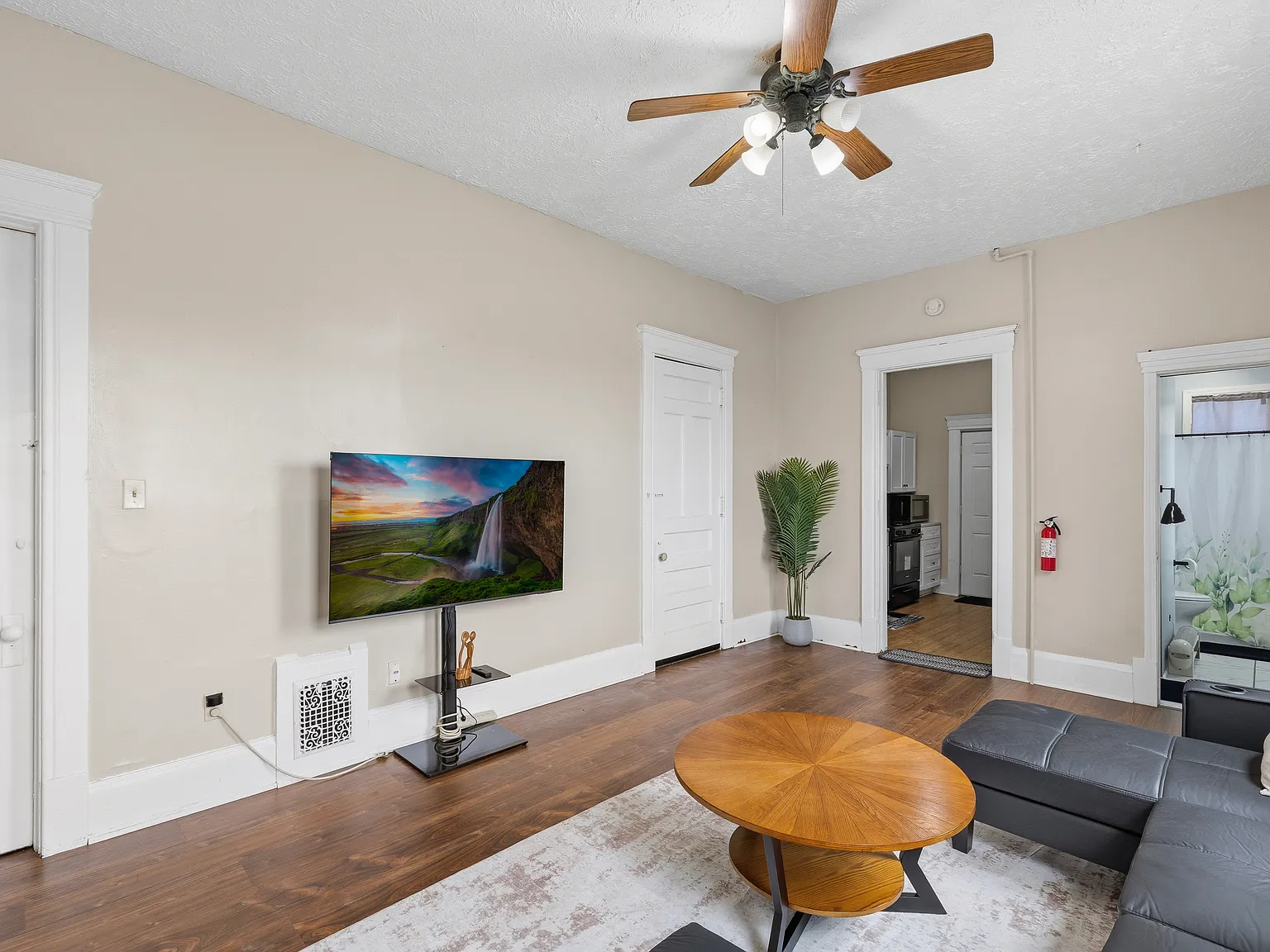 1 bed, 1200 sqft, $1,350 — Photo 2
