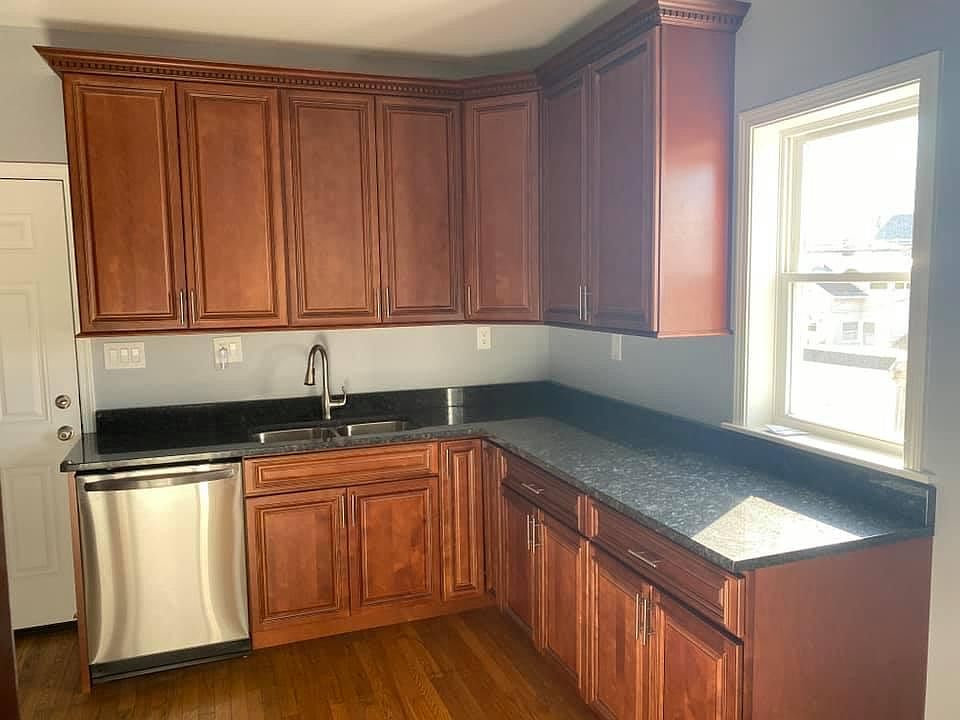 1st image of 2101 Wyandotte Ave #Up