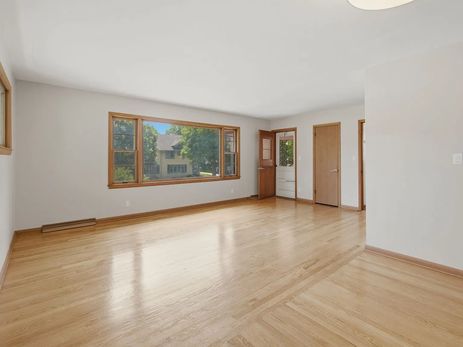 3 bed, 1.5 bath, 1324 sqft, $2,000 — Photo 2