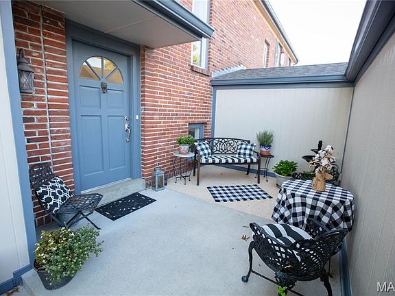 2nd image of 979 Conestoga Dr