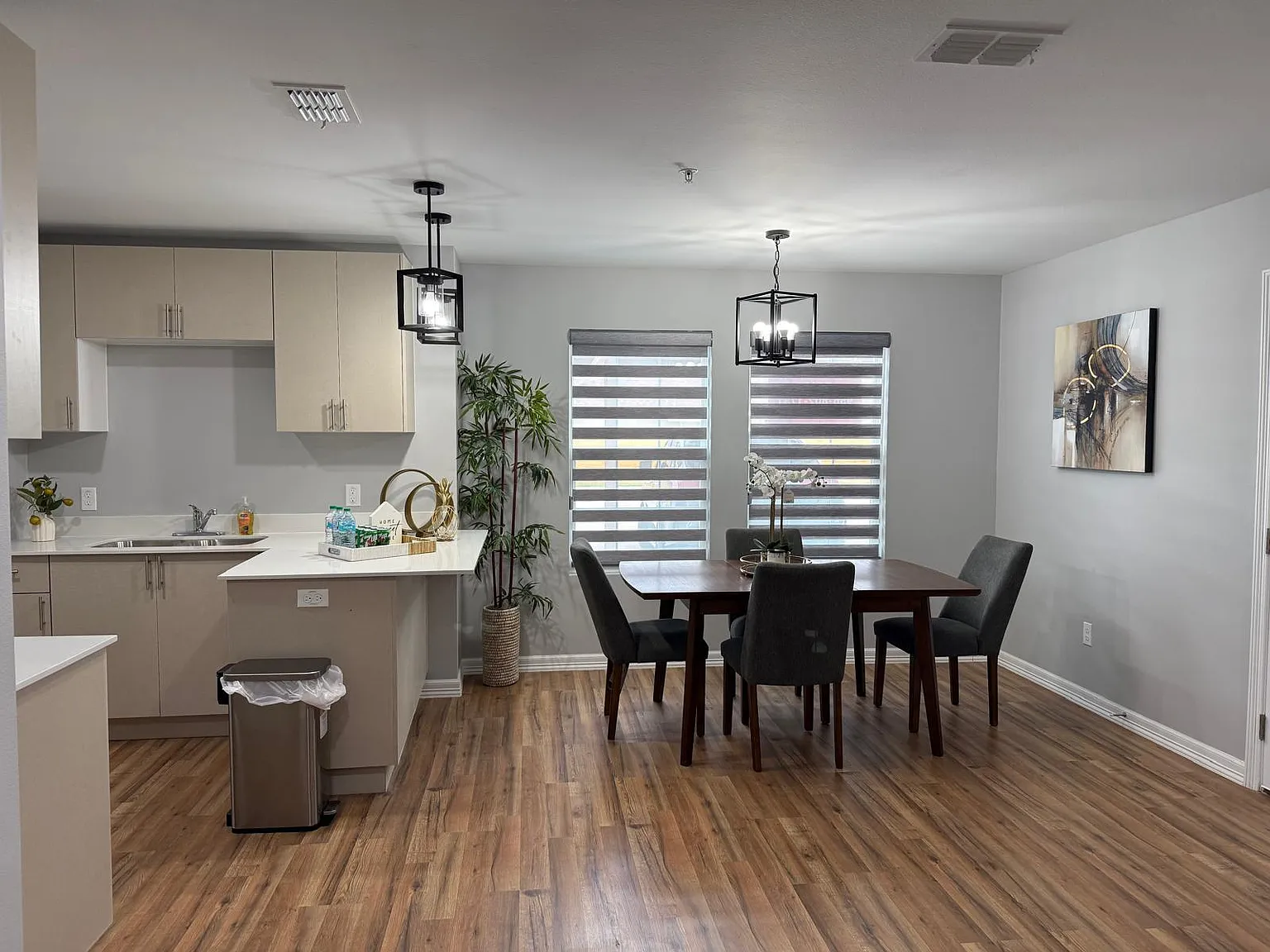 E&J Apartments - D15 — Photo 2