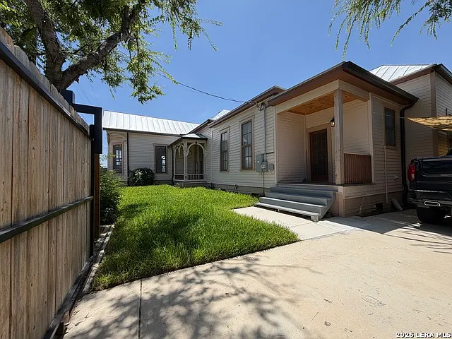 1133 E Crockett St — Photo 25