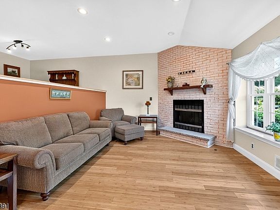 4th image of 65 Freemont Ct