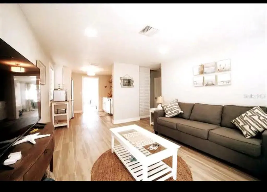 2 bed, 2.0 bath, 1050 sqft, $2,300 — Photo 2