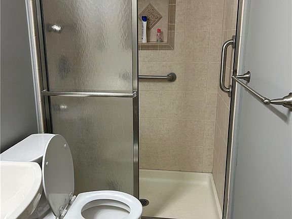 4th image of 124 Granada Cir