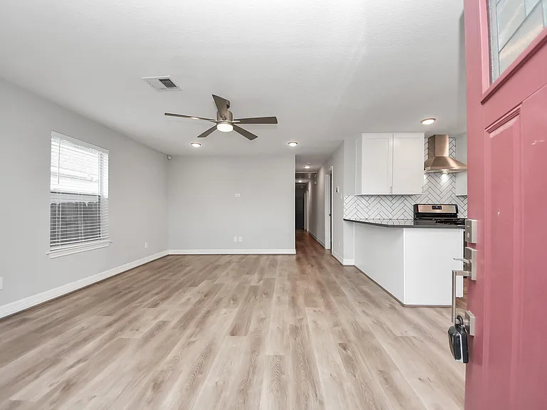 821 E 36th St — Photo 15