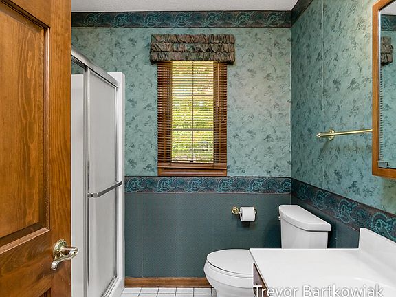 4th image of 1048 Hidden Creek Dr