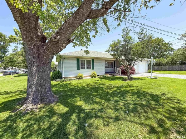322 Oak St, Flora, IL 62839
