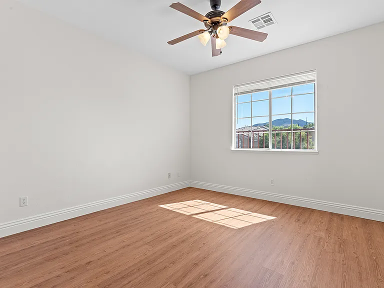 2733 Kildrummie St — Photo 30