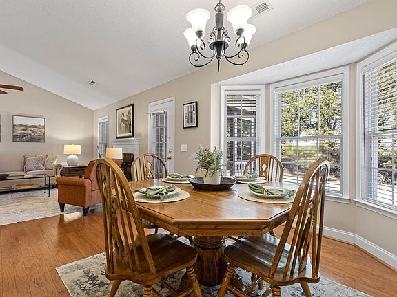 5th image of 625 Ashley Commons Ct