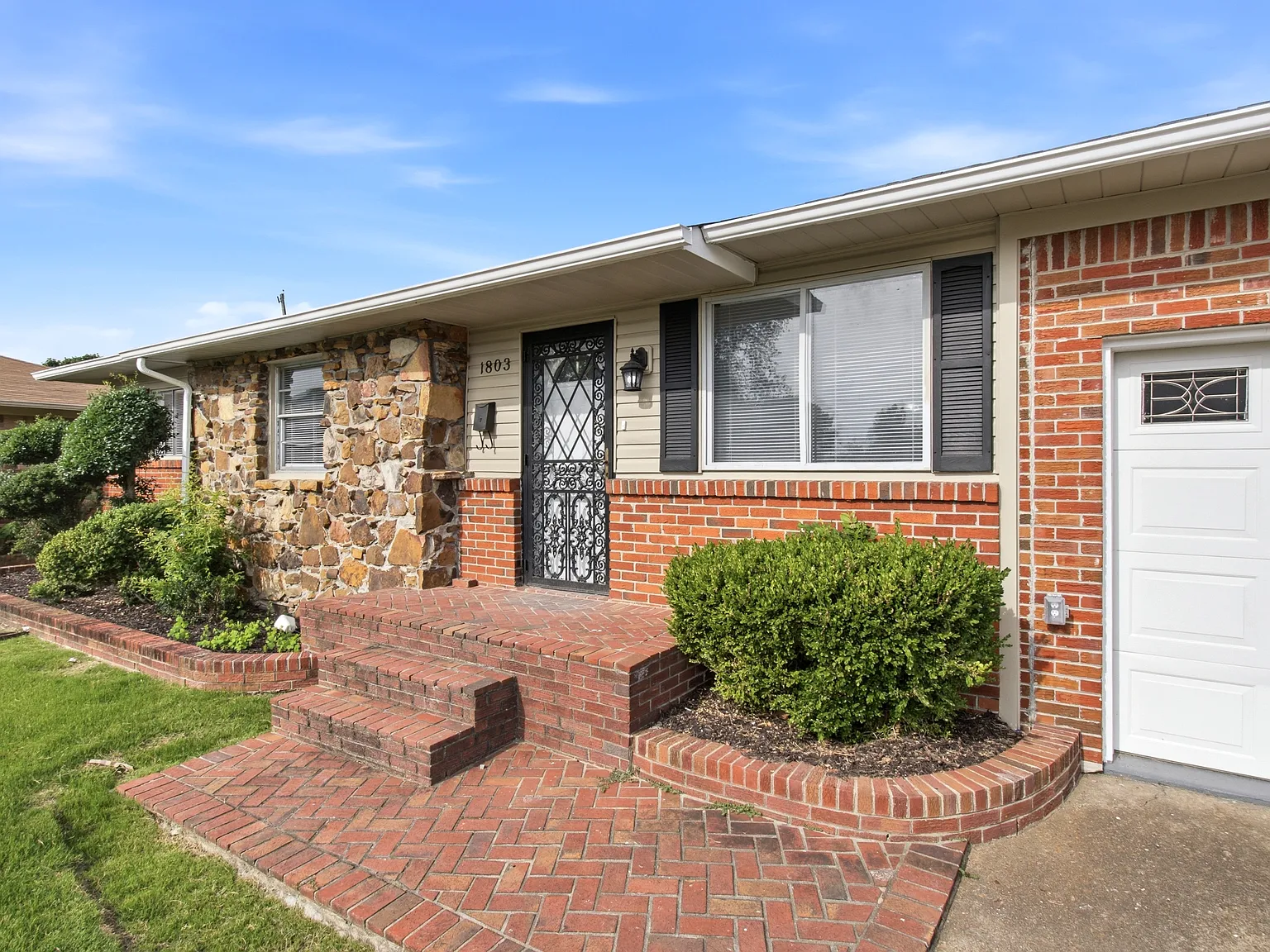 Newly Renovated 3-Bedroom Brick Home with Bonus Den & Wet Bar — Photo 2