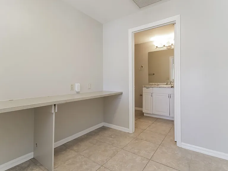 1018 SW 9th Ct — Photo 15