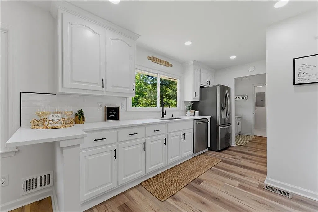 3 bed, 2.0 bath, 1305 sqft, $2,150 — Photo 4