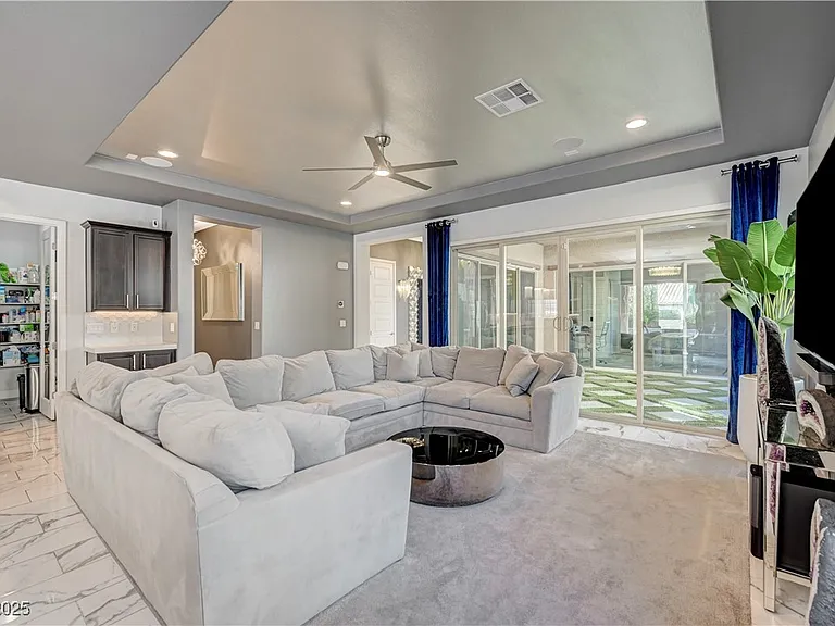 3943 Reyes Ave — Photo 8
