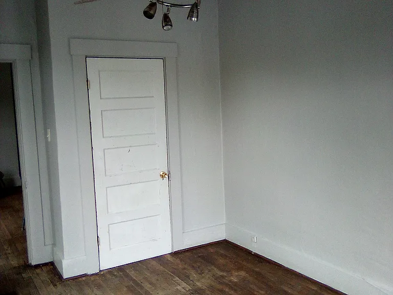 218 1/2 S 14th St #1/2 — Photo 7