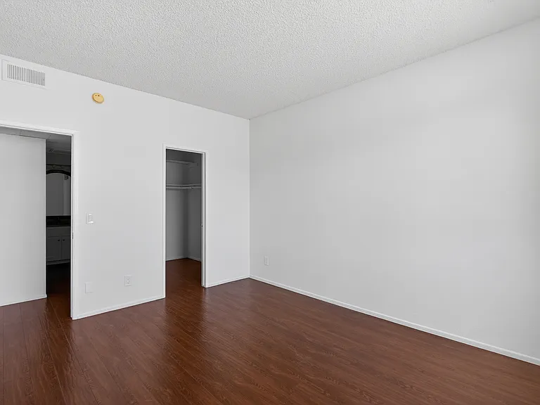 Woodman Ave Apartments — Photo 33