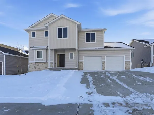 875 11th St, Waukee, IA 50263