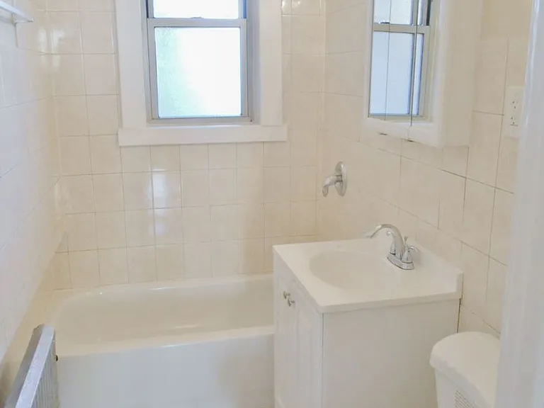 1607 W Berteau Ave #2 — Photo 8