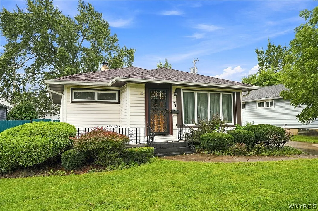 3 bed, 1.0 bath, 1085 sqft, $2,000 — Photo 2