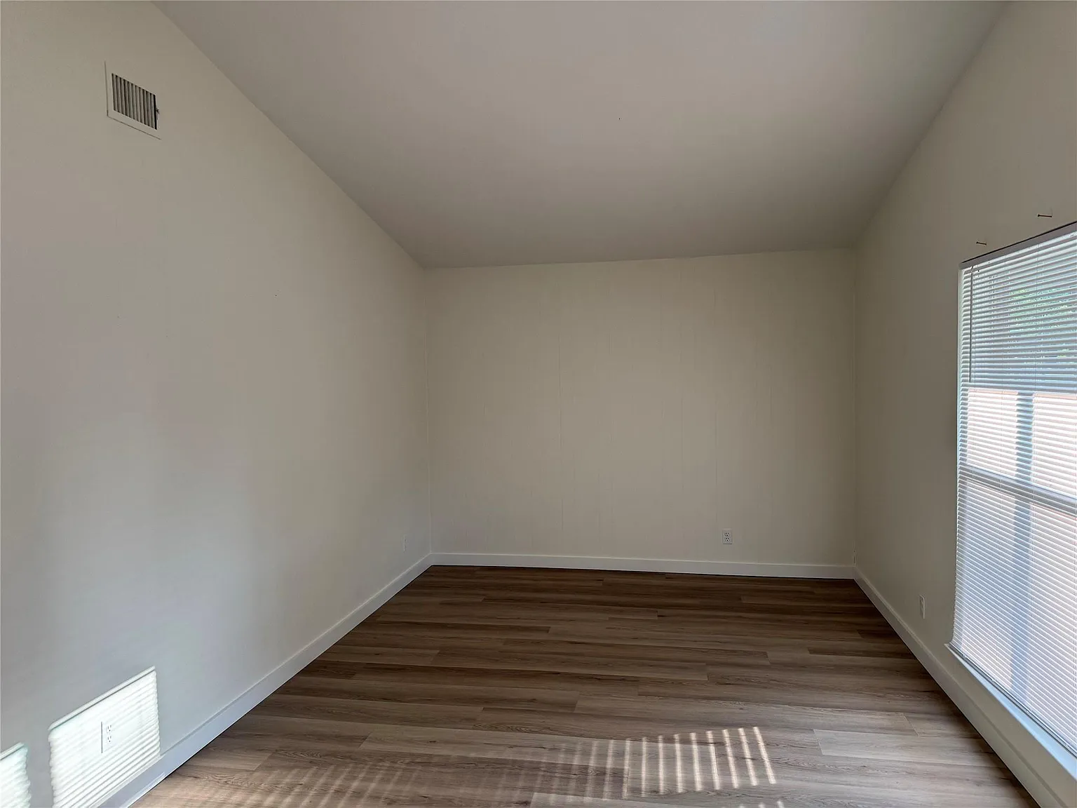 3 bed, 1.5 bath, 1014 sqft, $1,995 — Photo 2
