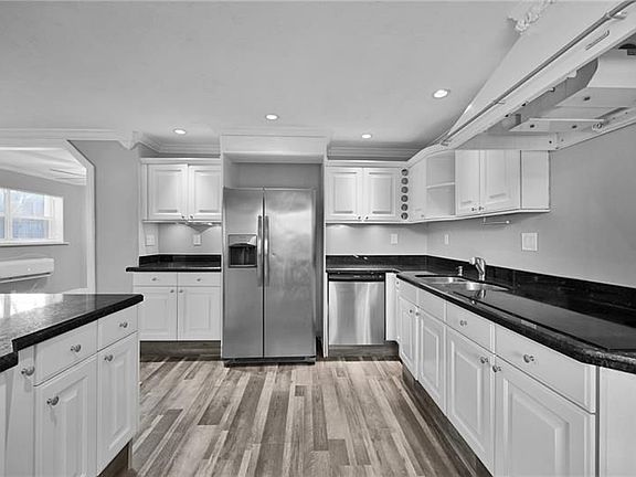 4th image of 109 SE 23rd St APT 3