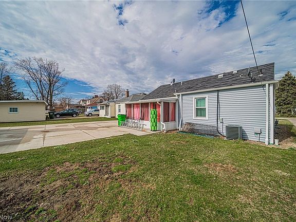 2nd image of 29520 Cresthaven Dr