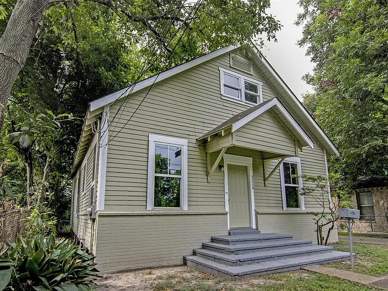 3220 Melbourne St — Photo 2