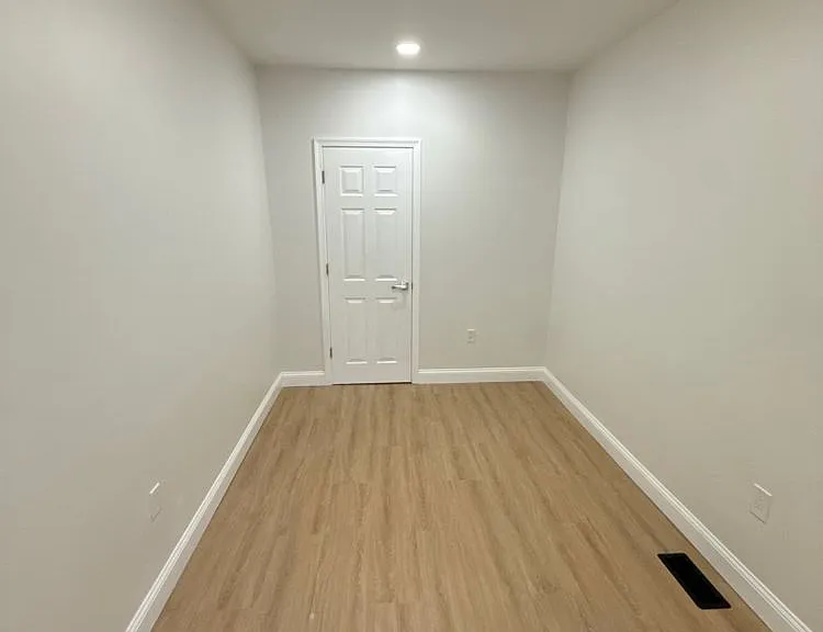 5241 Pulaski Ave — Photo 18