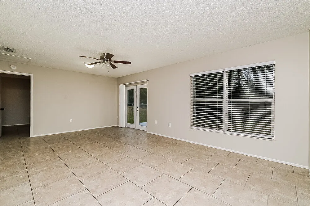 3 bed, 2.0 bath, 1256 sqft, $1,820 — Photo 3