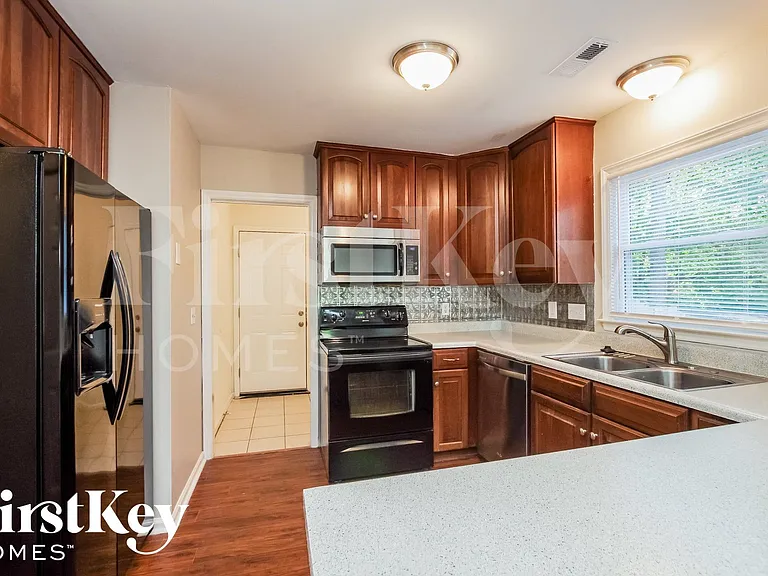 908 Foxborough Rd — Photo 5