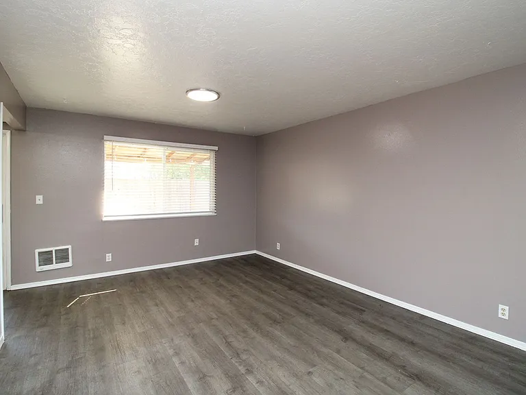 1120 SE Baseline St #1-4 — Photo 3