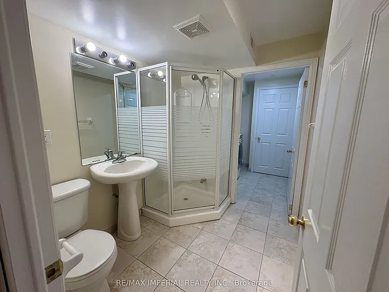 70 Maffey Cres — Photo 19