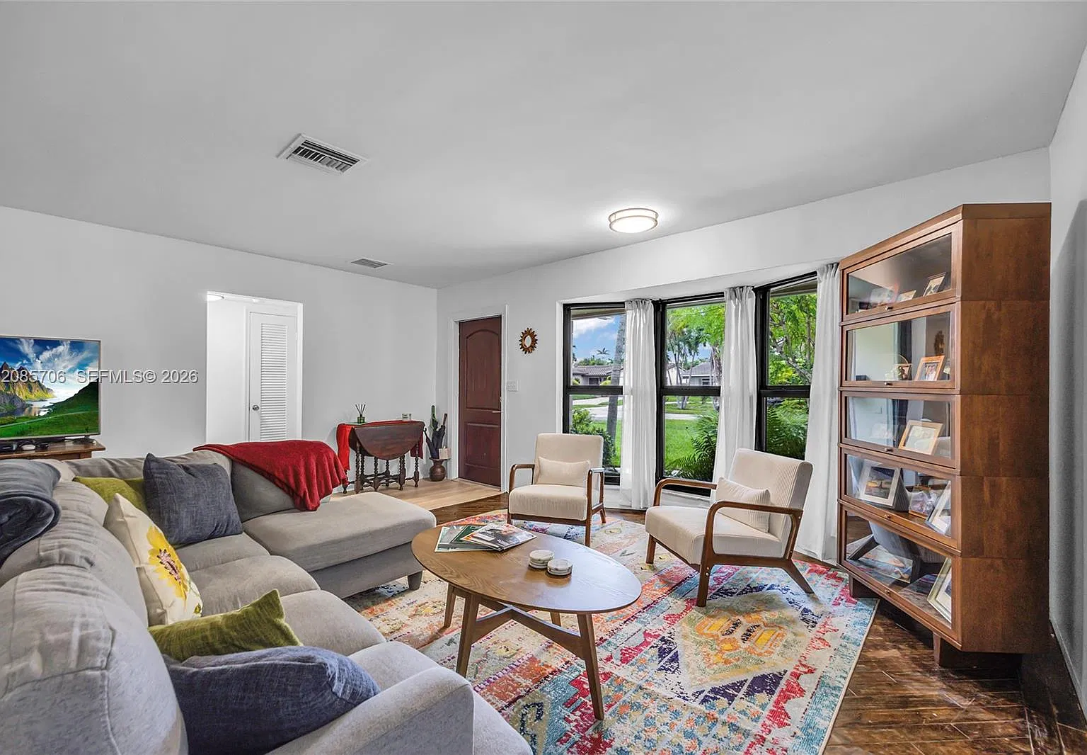 4 bed, 2342 sqft, $5,295 — Photo 3