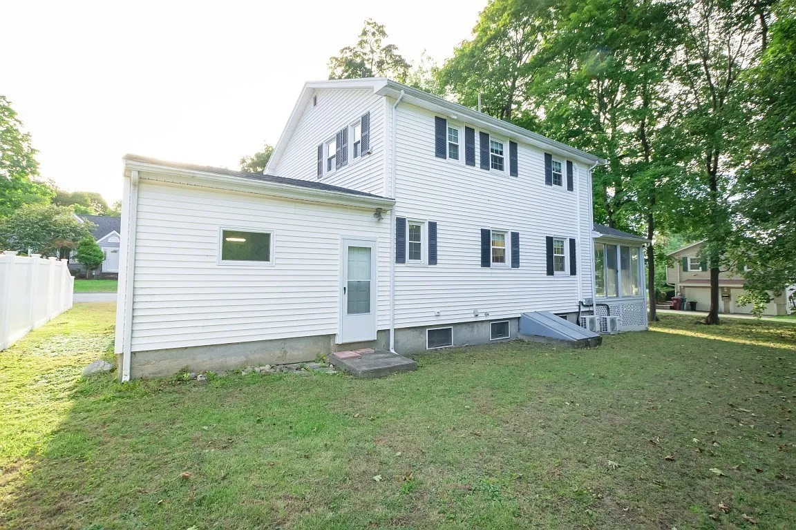 3 bed, 1.5 bath, 1372 sqft, $3,500 — Photo 3