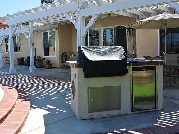 BBQ island w/refrigerator