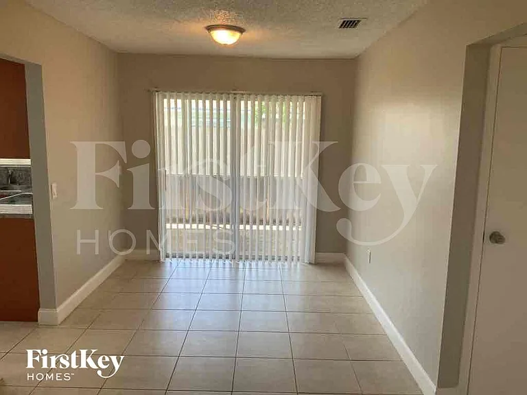 11410 NW 40th Pl — Photo 5
